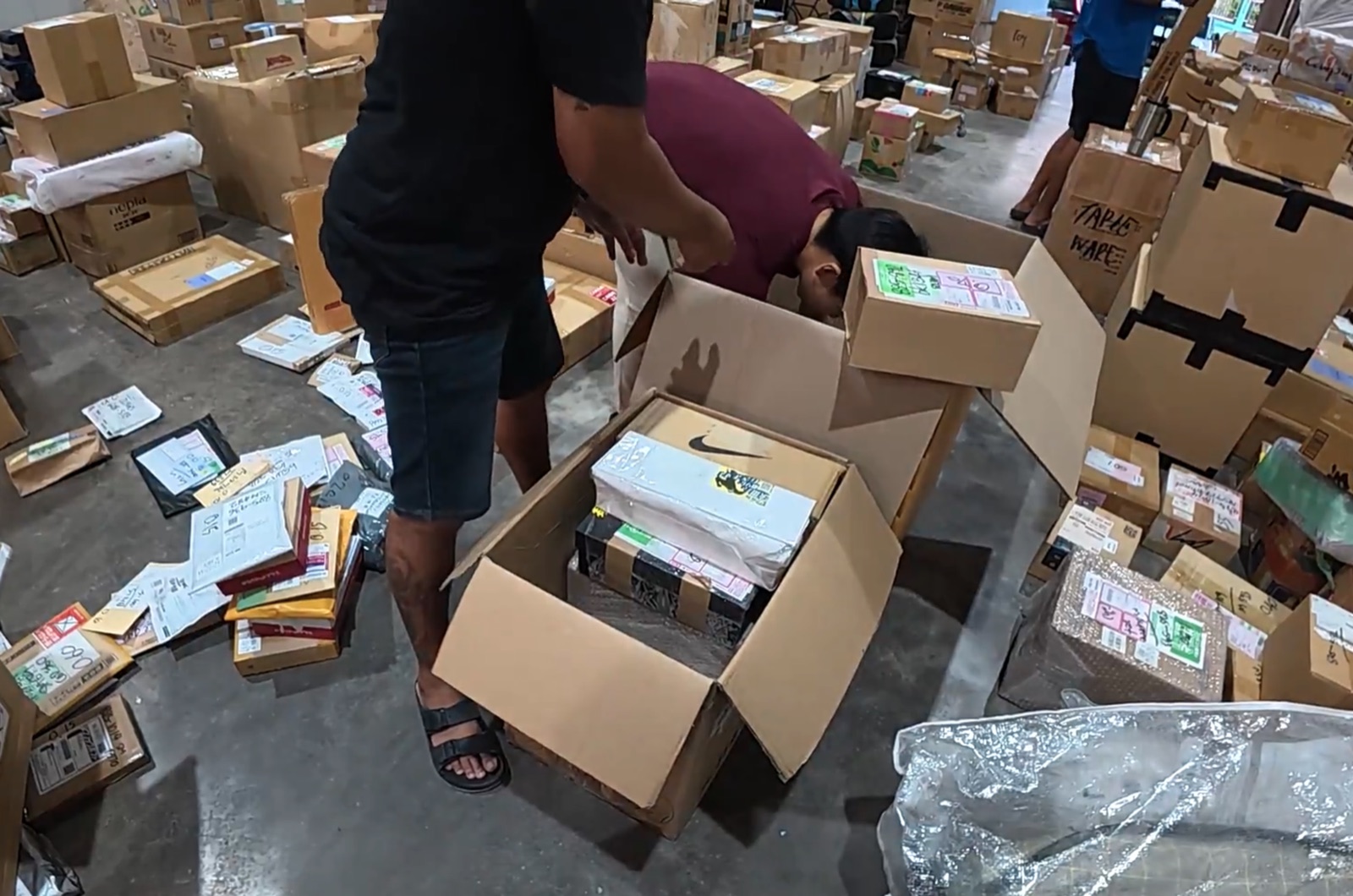 2 คนช่วยกัน pack สินค้าแบรนด์ JP